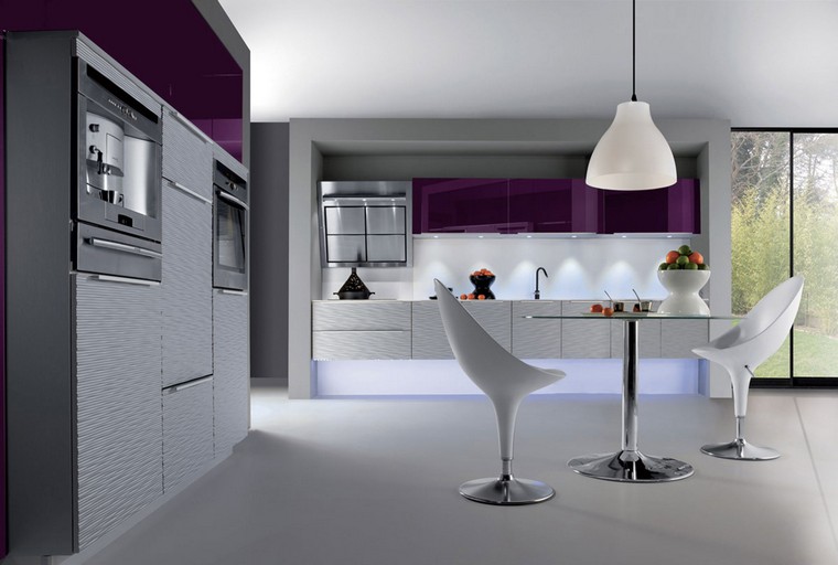 ナス色のキッチン家具の照明のアイデア