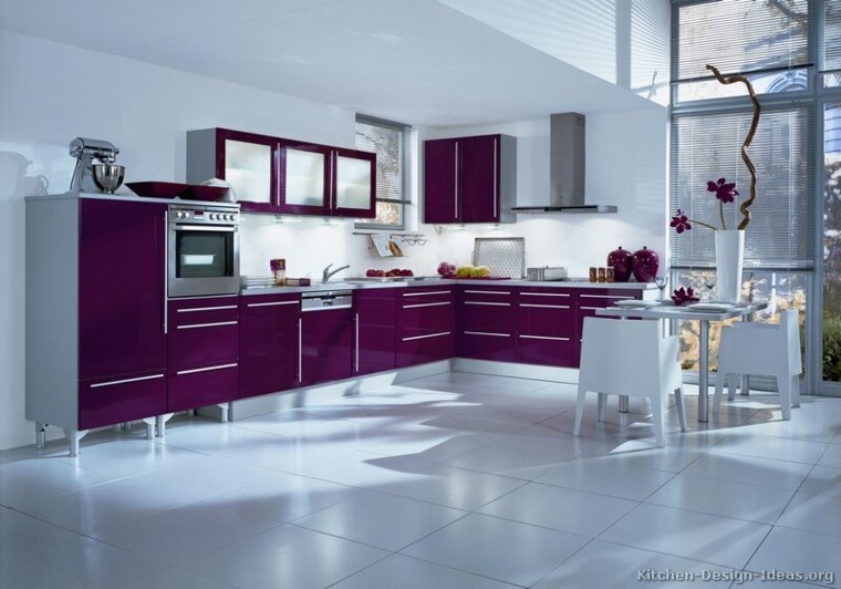 layout di piastrelle bianche idea di design cucina moderna