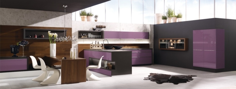 colore melanzana cucina in legno design moderno tappeto isola centrale