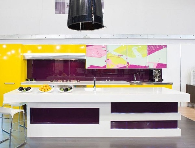 cucina moderna bianca isola centrale viola lavello giallo