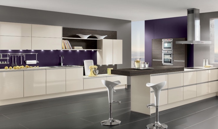 colore melanzana cucina design moderno centro isola sgabello bianco rivestimento piastrelle idea decorazione