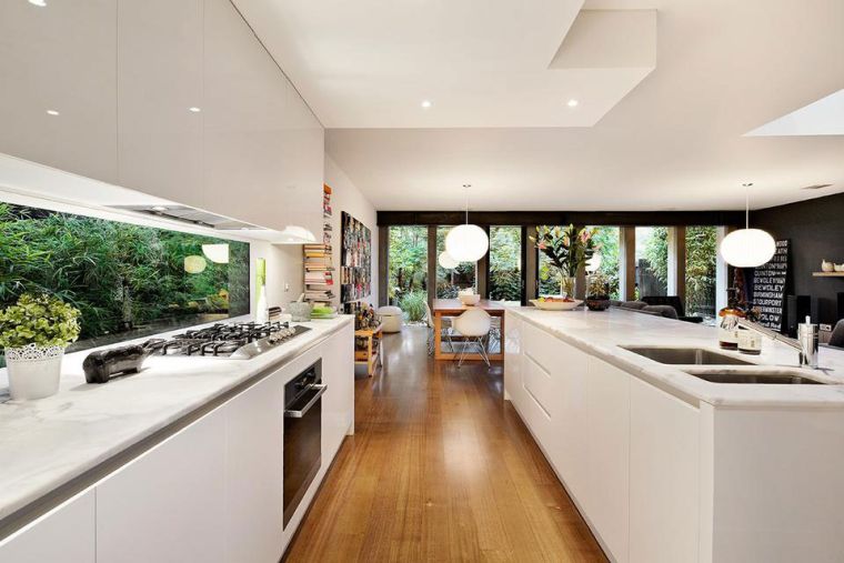 cucina-moderna-deco-splash-finestra-vetro