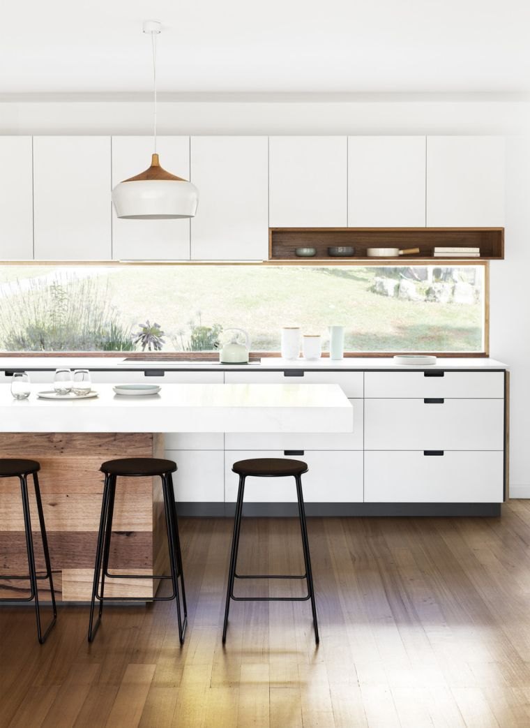 cucina-con-armadio-bianco-originale-splashback