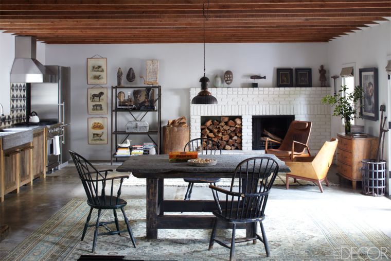 modernus-kaimiškas-deko-virtuvės-medienos židinys-stačiakampis stalas
