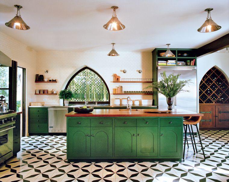 kaimo virtuvė plytelėmis-šaškių lenta-baldai-žalia
