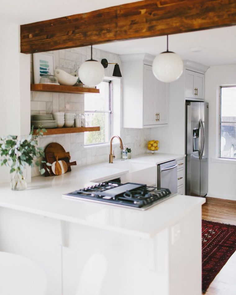 modernus-country-deco-virtuvės baldai-baltai apšviesta sija
