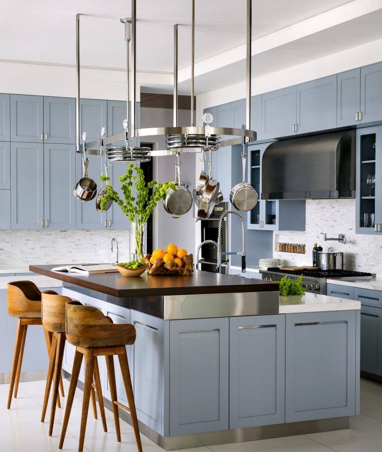 modernus-šalies-virtuvės-interjero dizainas-mėlyni-baldai