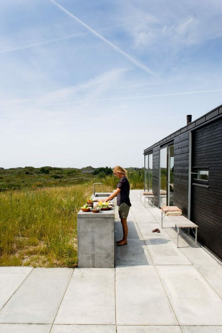 cucina da esterno con casa minima sulla spiaggia