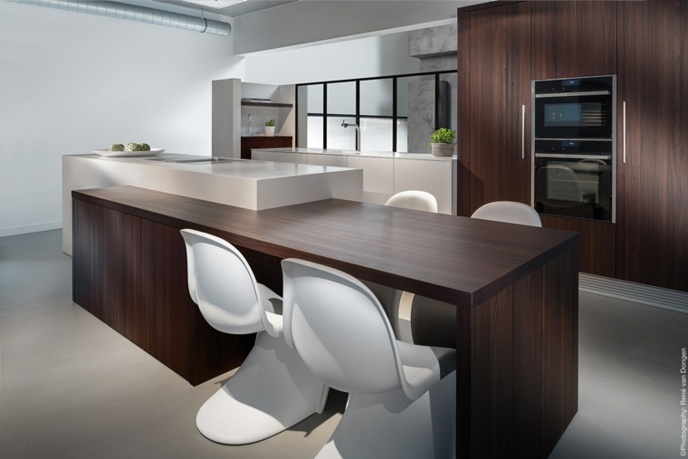 moderni medinė virtuvės dizaino idėja centrinė medžio sala