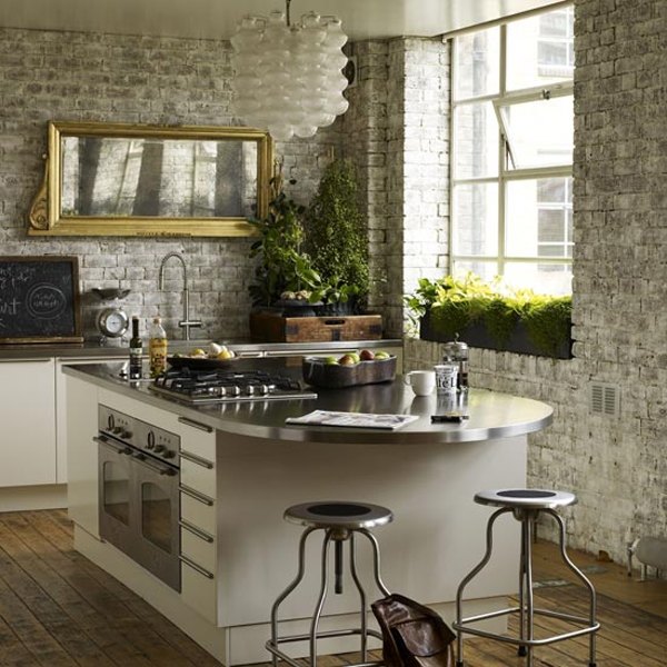 rustikalna-kuhinja-cigla-zid-otok-elegantni-luster-staklo-stolice-metal-biljke rustikalna kuhinja