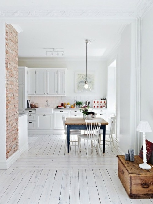 Vista dei mattoni della cucina del pavimento in legno verniciato bianco