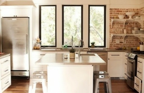 pogled na tri prozora bijela kuhinja