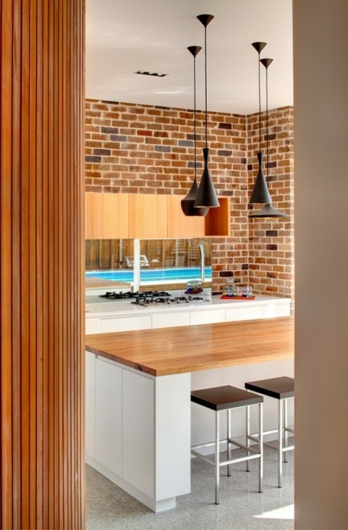 Pogled kuhinja jednostavan otočni rad drvena zidna opeka