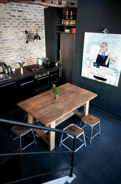 Pogled odozgo tamni kuhinjski drveni stol crni pod