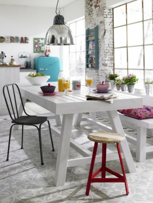 bijele stolne stolice različite boje izvorna kuhinja