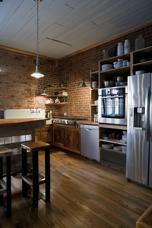 Podni drveni strop cigleni zidovi kuhinja jednostavna