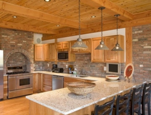 soffitto in legno pareti in mattoni cucina spaziosa