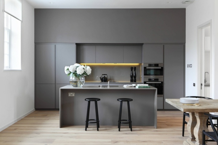 pilka virtuvės sala juodos išmatos virtuvės apšvietimas