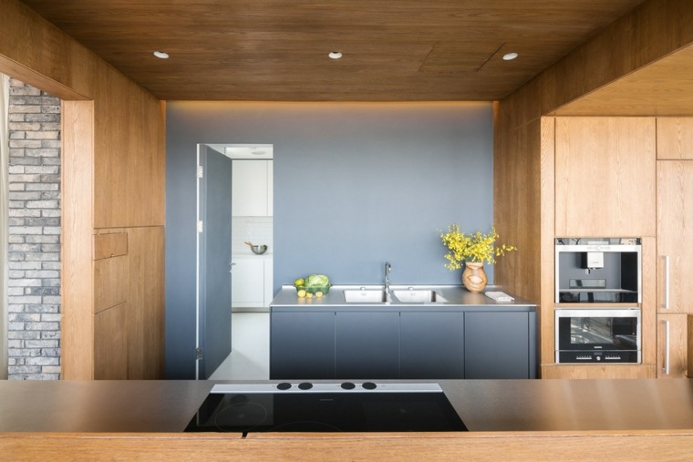 木製の壁のレンガのモダンなキッチンキャビネットのための灰色のキッチンのアイデア