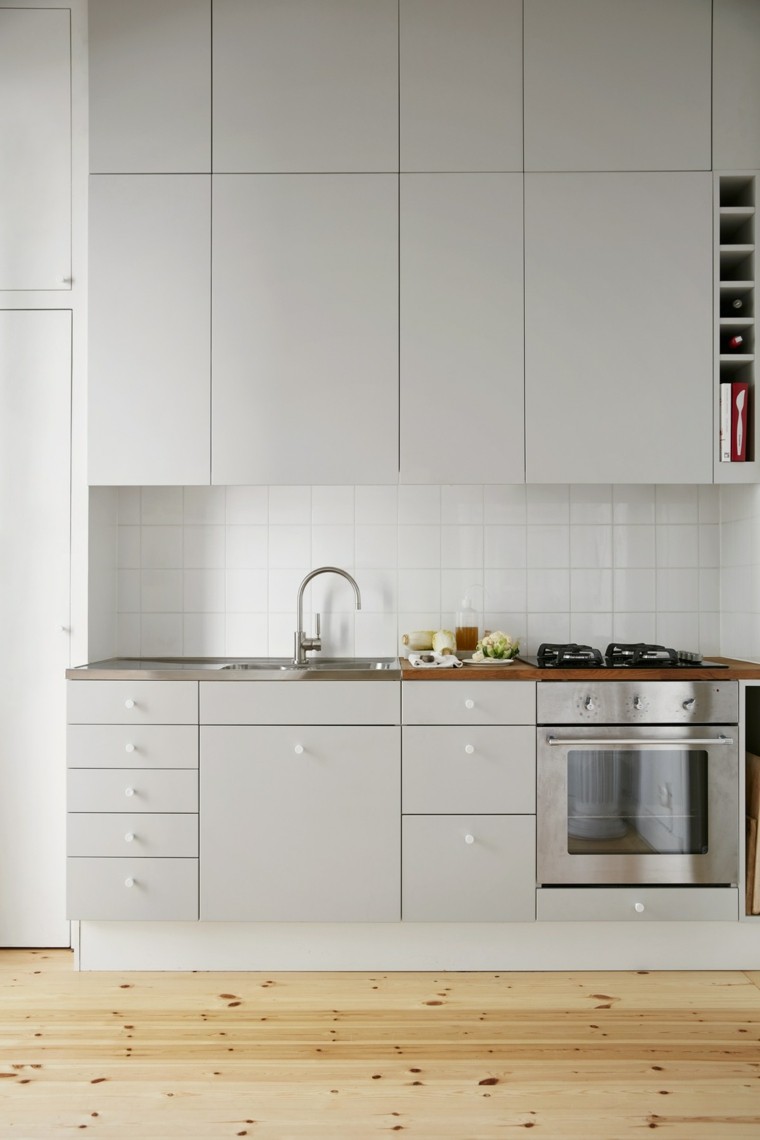 pilki virtuvės baldai šviesiai pilka parketo medžio grindų interjero dizainas