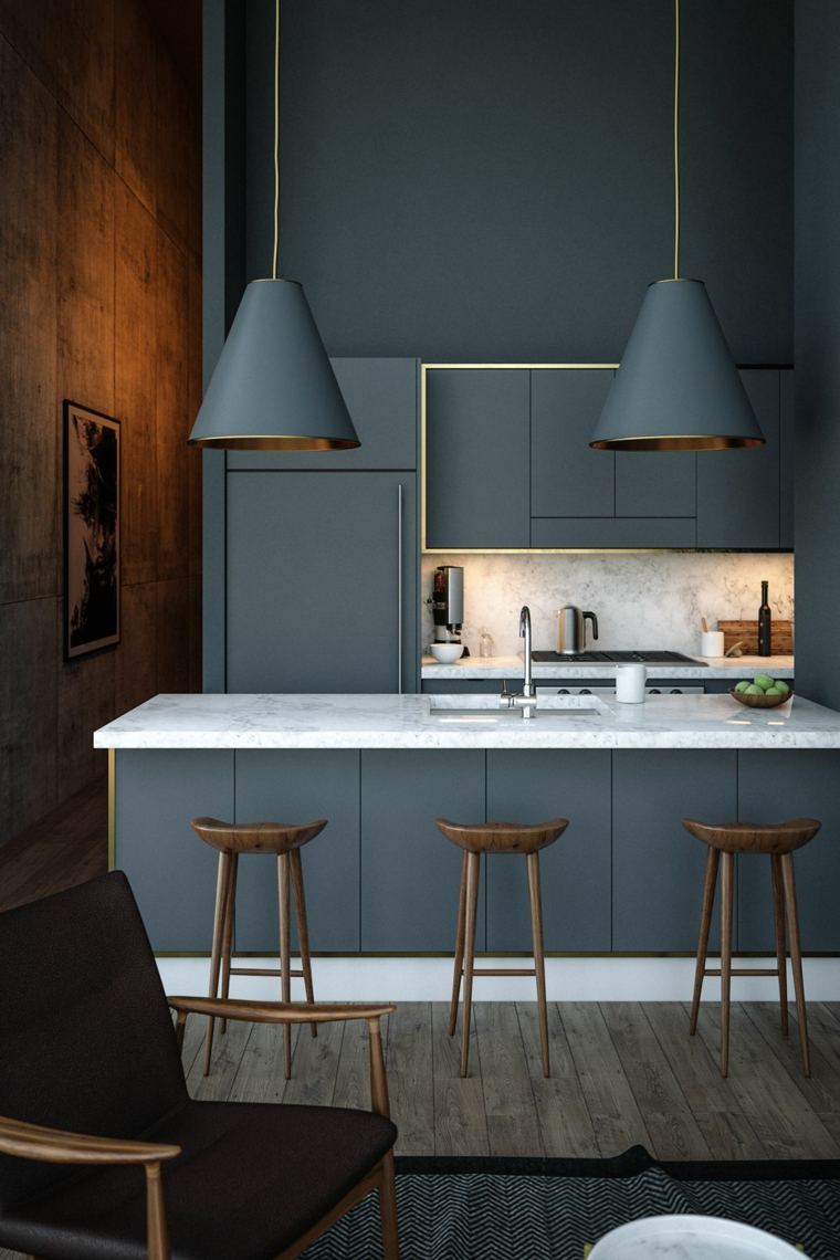pilka virtuvė marmurinis šviestuvas stalviršio išmatos sieniniai virtuvės baldai