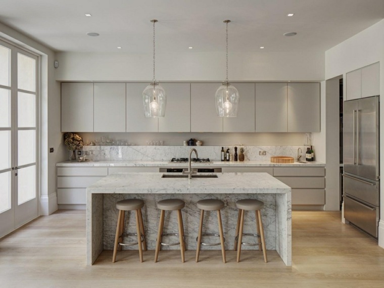 pilka virtuvės salos marmuro dizaino virtuvės pakabinama šviesa