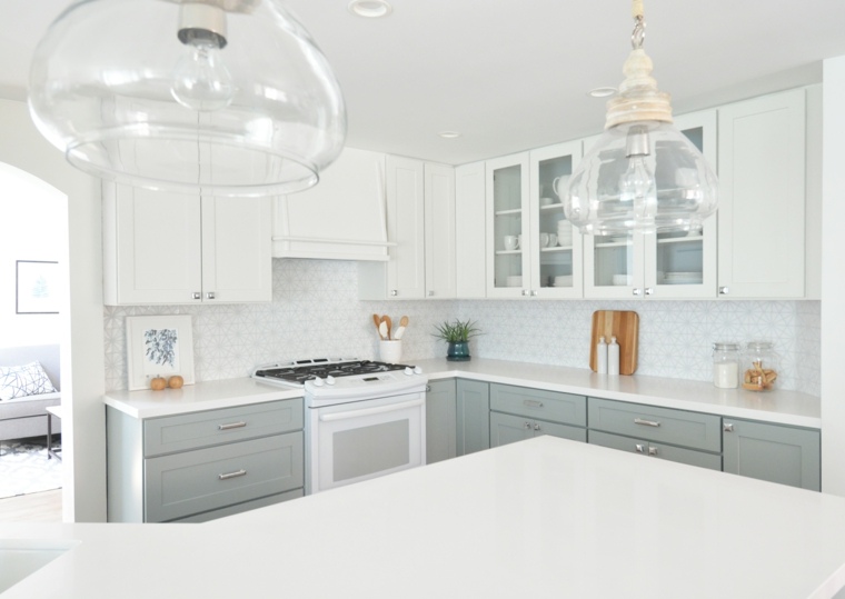 modernus-virtuvė-spalva-taupe-fasadas-balta-virtuvė-baldai-idee-splashback-deco