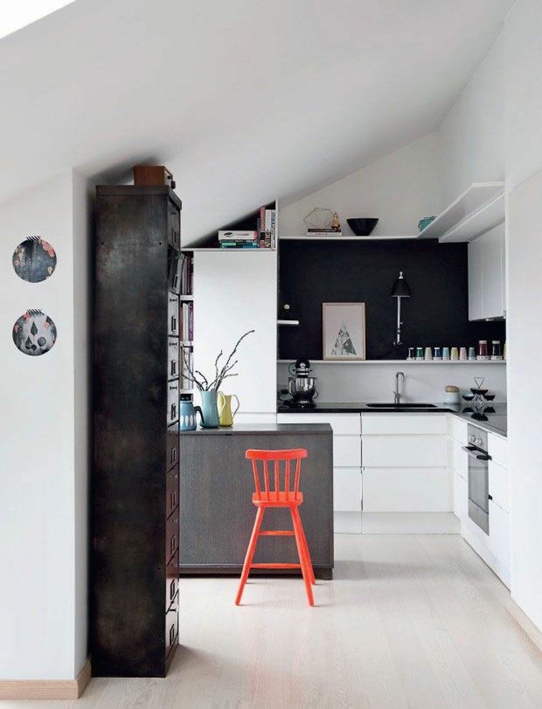 modernaus-virtuvės-baro-deko-mažos erdvės-mansardos-išplanavimo idėja