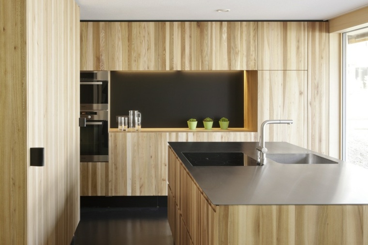 moderni-virtuvė-medžio-dizainas-maža erdvė-deko-sala-centrinė