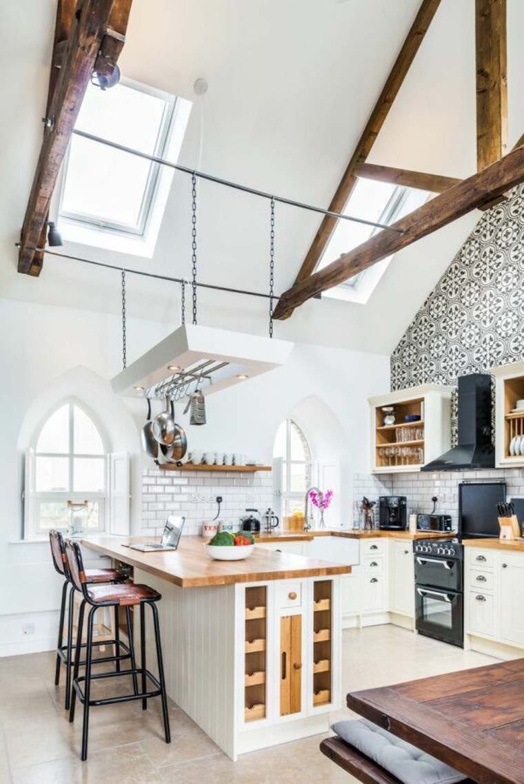 moderni-virtuvė-sala-centrinė-mediena-skaitiklis-balti dažai-idėja-deko