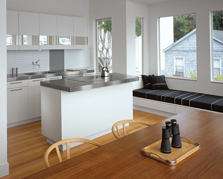 modernus-virtuvė-sala-langas-suoliukas-nerūdijantis stalviršis