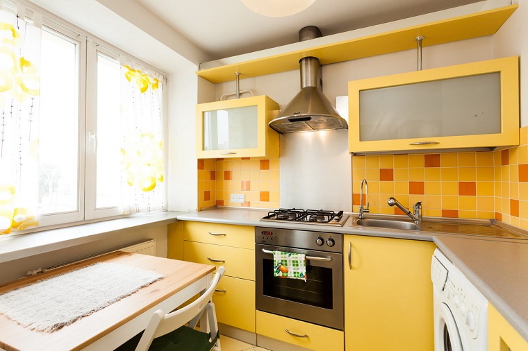 geltona ir pilka virtuvėms