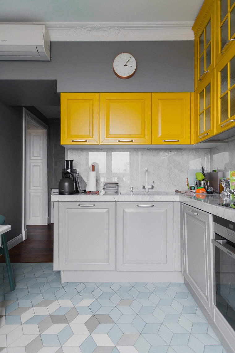 pilkos ir geltonos virtuvės idėjos