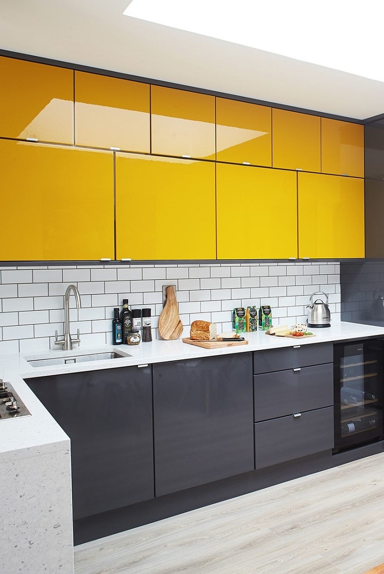 pilkai ir geltonai lakuota virtuvė