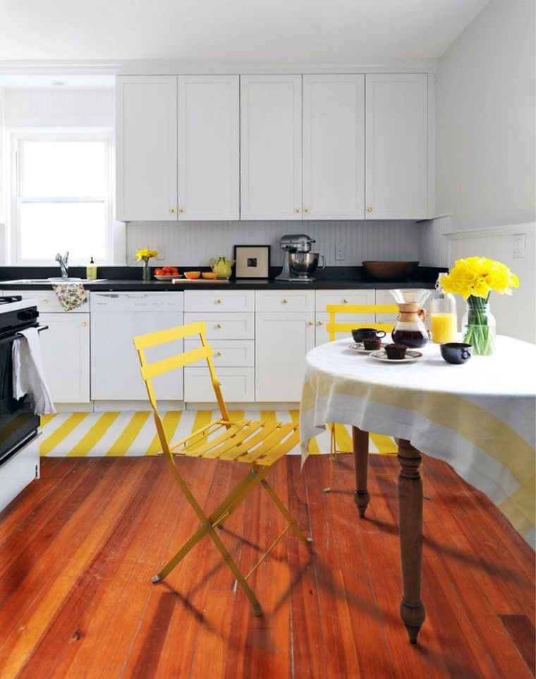 pilka ir šviesiai geltona virtuvė