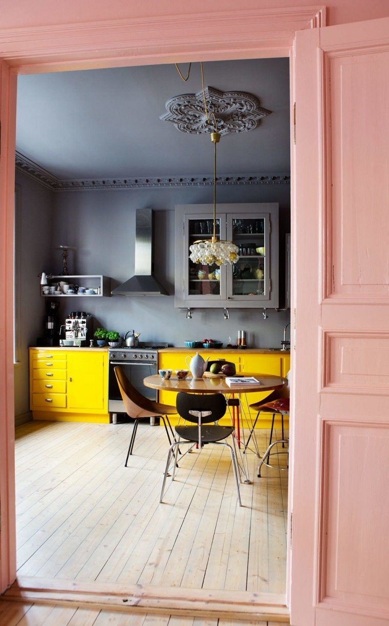 moderni pilka ir geltona virtuvė
