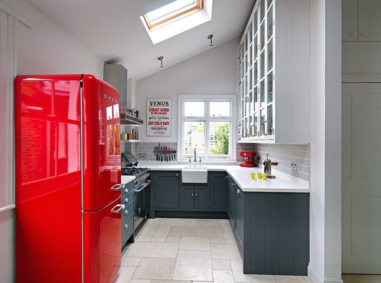 キッチンデザイン赤い冷蔵庫灰色のキャビネットウィンドウモダンなデザイン