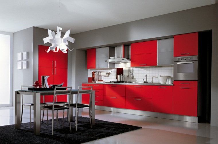 グレーと赤のキッチンデザインモダンな白いキッチンデザインのアイデア