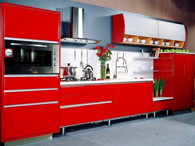 赤いキッチンレイアウト赤い抽出フード赤い食器棚の装飾花