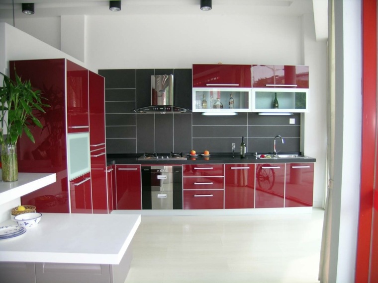 グレーと赤のキッチントレンディなモダンな漆塗りの家具灰色の壁のアイデア