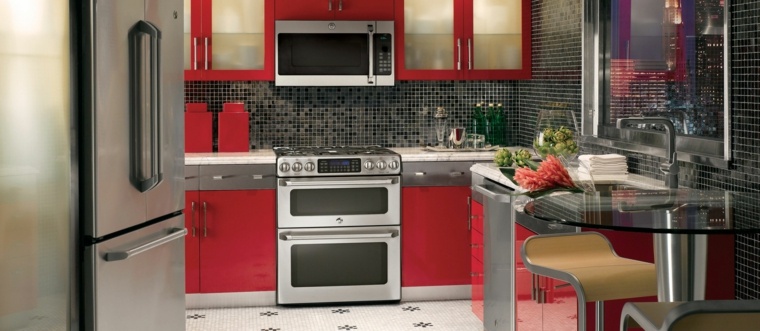 グレーと赤のキッチンデザインのダイニングテーブル