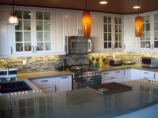 cucina-grigia-idea-originale-isola-centrale-superficie-colore-grigio