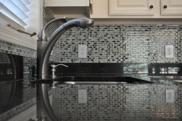 siva-kuhinja-originalna-ideja-siva-slavina-luksuz-backsplash