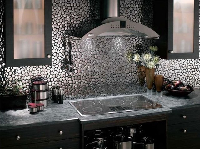 grigio-cucina-originale-idea-mosaico-backsplash-cappa-aspirante