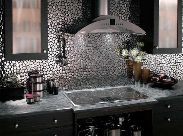 siva-kuhinja-originalna-ideja-mozaik-backsplash-ekstraktor-napa