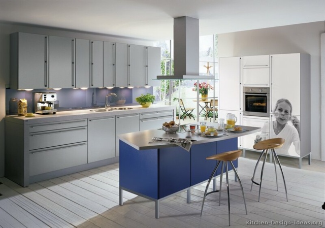 modern konyha kialakítás kék szürke konyha design fa széklet rozsdamentes acél konyhai sziget