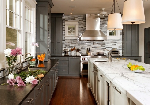 idea di decorazione della cucina grigio scuro idea di illuminazione sospesa design isola della cucina