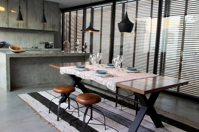 pramoninio stiliaus virtuvės dizaino idėja virtuvės salos medinės stalo kėdės oda