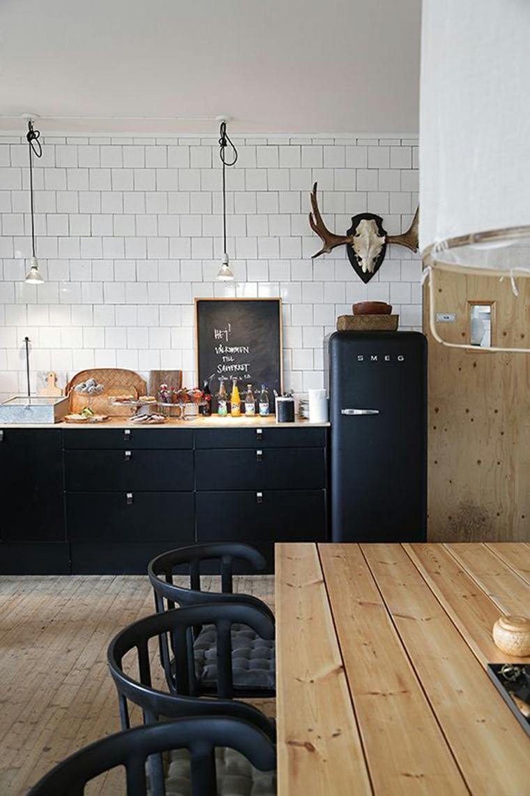 Skandinaviško stiliaus juoda ir medžio deko virtuvė