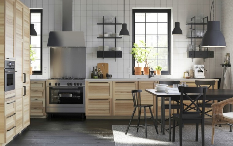 Skandinaviškos virtuvės spintelės medinės juodos lempos